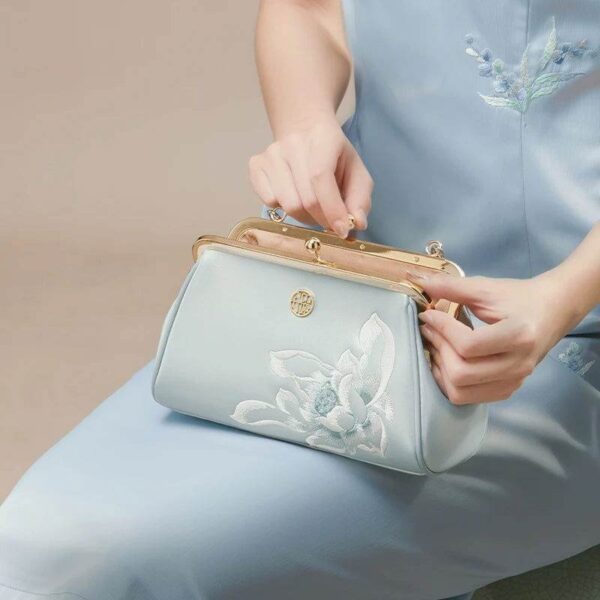 Embroidery_Leather_Chain_Kiss_Lock_Clutch_Bag_Lotus_Pearl_-_SinoCultural-2471411.jpg Embroidery_Leather_Chain_Kiss_Lock_Clutch_Bag_Lotus_Pearl_-_SinoCultural-2471411.jpg