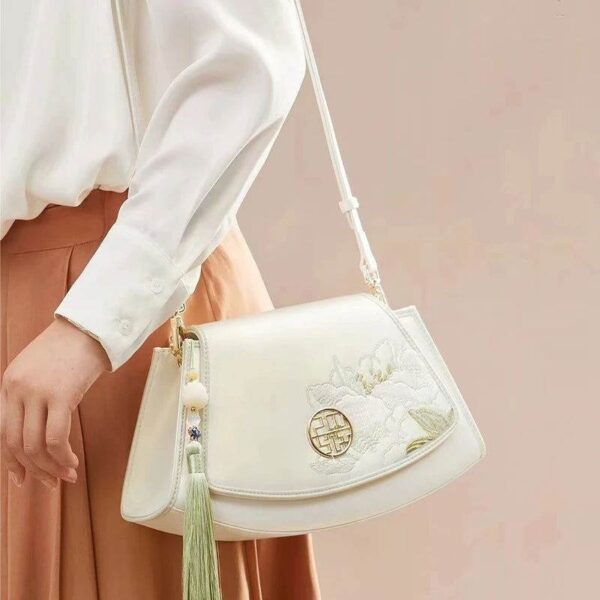 Embroidery_Leather_Vintage_White_Lotus_Handbag_with_Pendant_-_SinoCultural-2476544.jpg Embroidery_Leather_Vintage_White_Lotus_Handbag_with_Pendant_-_SinoCultural-2476544.jpg