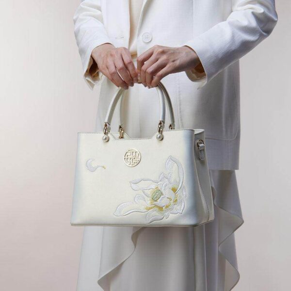 Embroidery_Leather_White_Lotus_Tote_Bag_-_SinoCultural-2476800.jpg Embroidery_Leather_White_Lotus_Tote_Bag_-_SinoCultural-2476800.jpg