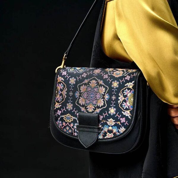 Model_Wearing_Song_Brocade_Messenger_Bag_Casual_Elegance02.jpg Model_Wearing_Song_Brocade_Messenger_Bag_Casual_Elegance02.jpg