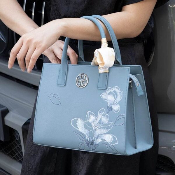 P120437_blue_embroidery_handbag_for_winter_4.jpg P120437_blue_embroidery_handbag_for_winter_4.jpg