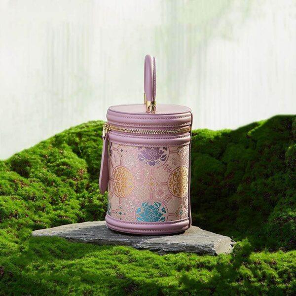 Song_Brocade_Leather_Bucket_Cylinder_Bag_-_SinoCultural-2483258.jpg Song_Brocade_Leather_Bucket_Cylinder_Bag_-_SinoCultural-2483258.jpg