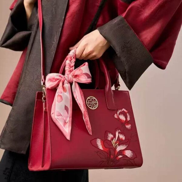 d0c_Embroidery_Leather_White_Commuting_Handbag_Orchid_with_Scarf.jpg d0c_Embroidery_Leather_White_Commuting_Handbag_Orchid_with_Scarf.jpg