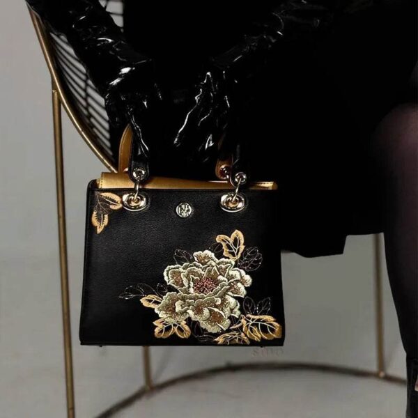 embroidery-leather-black-gold-peony-handbag-_maki-model-detail.jpg embroidery-leather-black-gold-peony-handbag-_maki-model-detail.jpg