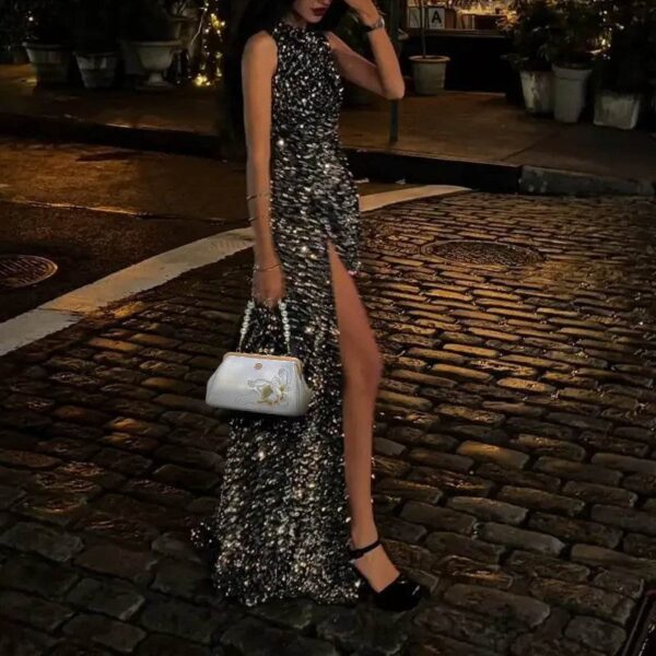 embroidery-leather-lotus-clutch-model-front-event.jpg embroidery-leather-lotus-clutch-model-front-event.jpg