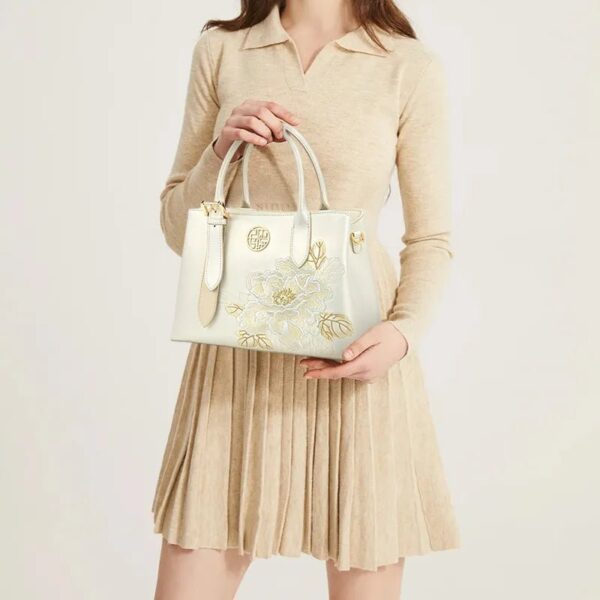 embroidery-leather-white-blooming-peony-tote-bag-model-main.jpg embroidery-leather-white-blooming-peony-tote-bag-model-main.jpg