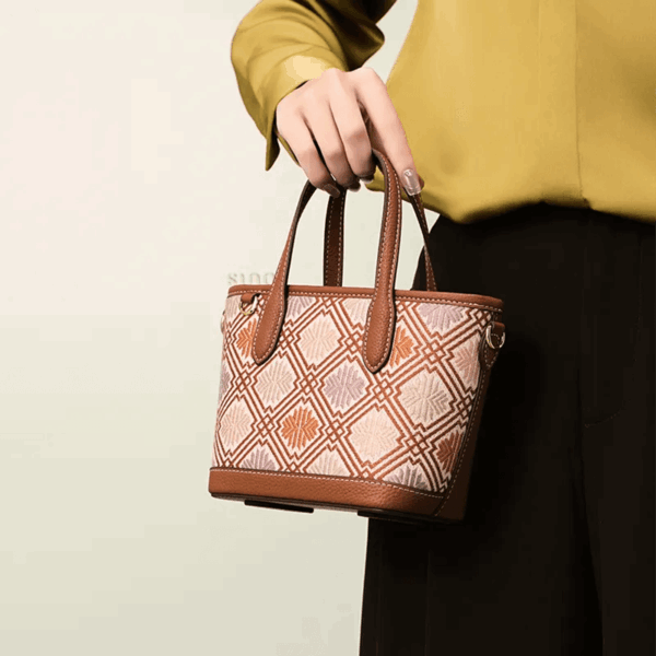 luxury-zhuang-brocade-embroidered-leather-zipper-crossbody-bag-model-handheld.png luxury-zhuang-brocade-embroidered-leather-zipper-crossbody-bag-model-handheld.png