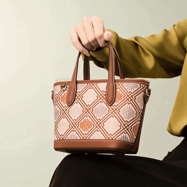 luxury-zhuang-brocade-embroidered-leather-zipper-crossbody-bag-model-sitting-knee-handheld.png luxury-zhuang-brocade-embroidered-leather-zipper-crossbody-bag-model-sitting-knee-handheld.png