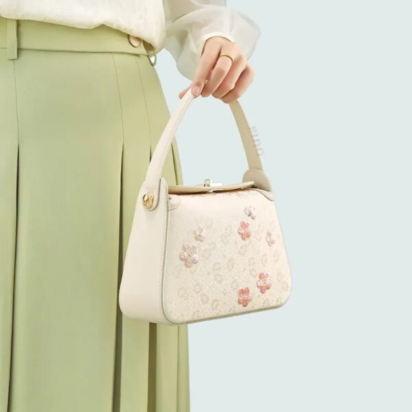 model-holding-bing-lie-mei-bag-single-hand.jpg model-holding-bing-lie-mei-bag-single-hand.jpg