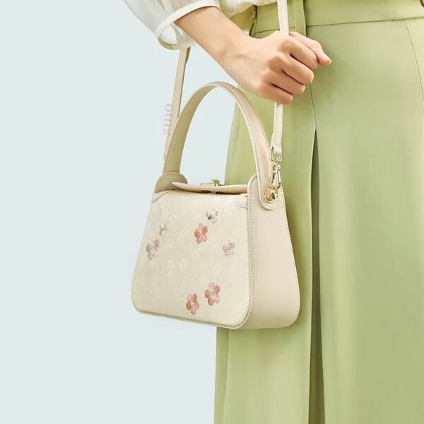 model-single-shoulder-carry-plum-blossom-bag.jpg model-single-shoulder-carry-plum-blossom-bag.jpg