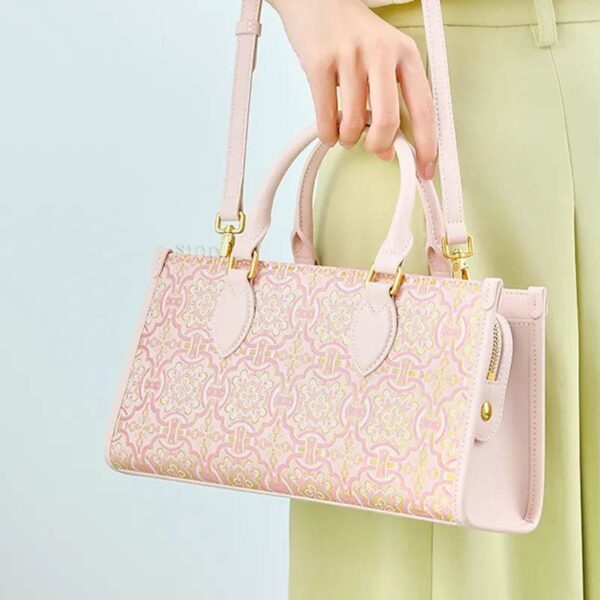 song-brocade-leather-handbag-pink-gold-dingsheng-motif-model-shoulder-handheld.jpg song-brocade-leather-handbag-pink-gold-dingsheng-motif-model-shoulder-handheld.jpg