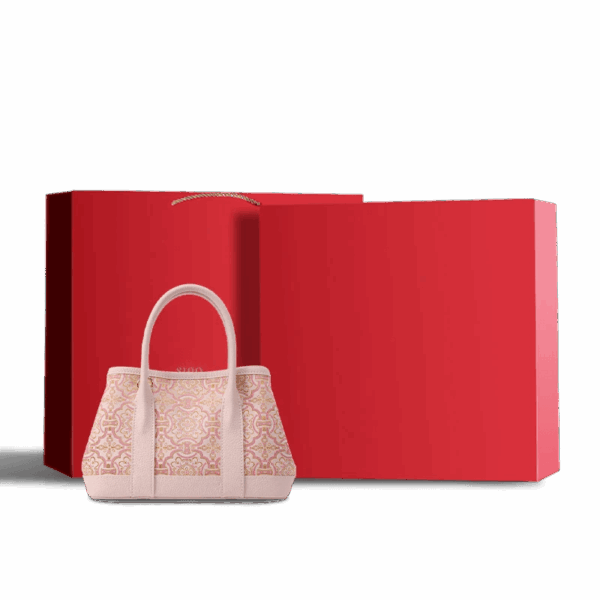 song-brocade-pink-dingsheng-crossbody-bag-red-gift-box.png song-brocade-pink-dingsheng-crossbody-bag-red-gift-box.png