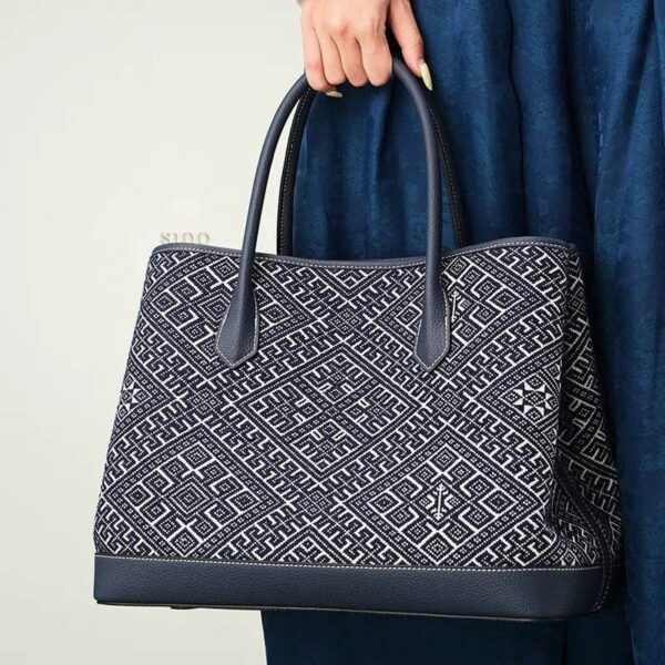 zhuang-brocade-embroidered-leather-shoulder-bag-model-single-handheld-blue-dress.jpg zhuang-brocade-embroidered-leather-shoulder-bag-model-single-handheld-blue-dress.jpg