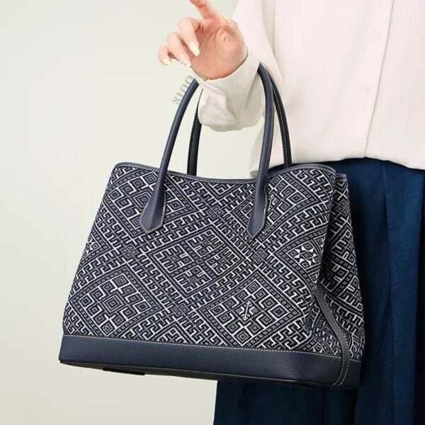 zhuang-brocade-embroidered-leather-shoulder-bag-model-single-shoulder-blue-dress.jpg zhuang-brocade-embroidered-leather-shoulder-bag-model-single-shoulder-blue-dress.jpg